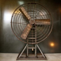 Grand Ventilateur industriel ancien sur pied 