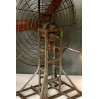 Grand Ventilateur industriel ancien sur pied 