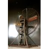 Grand Ventilateur industriel ancien sur pied 