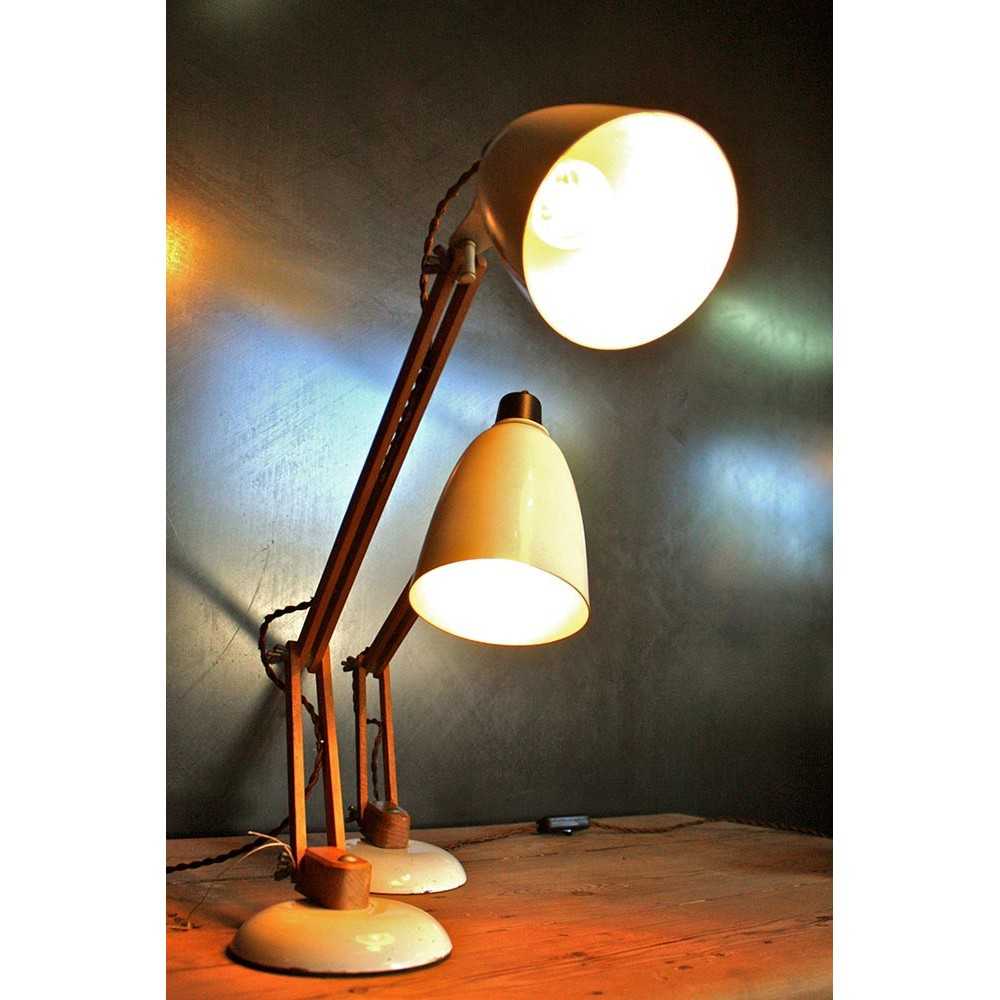 Lampe De Table De Vintage, Rétro Lampe De Bureau, Lumière Décorative De  Table De Vieille Mode Dans La Chambre D'étude Image stock - Image du  lumières, lampes: 47998067