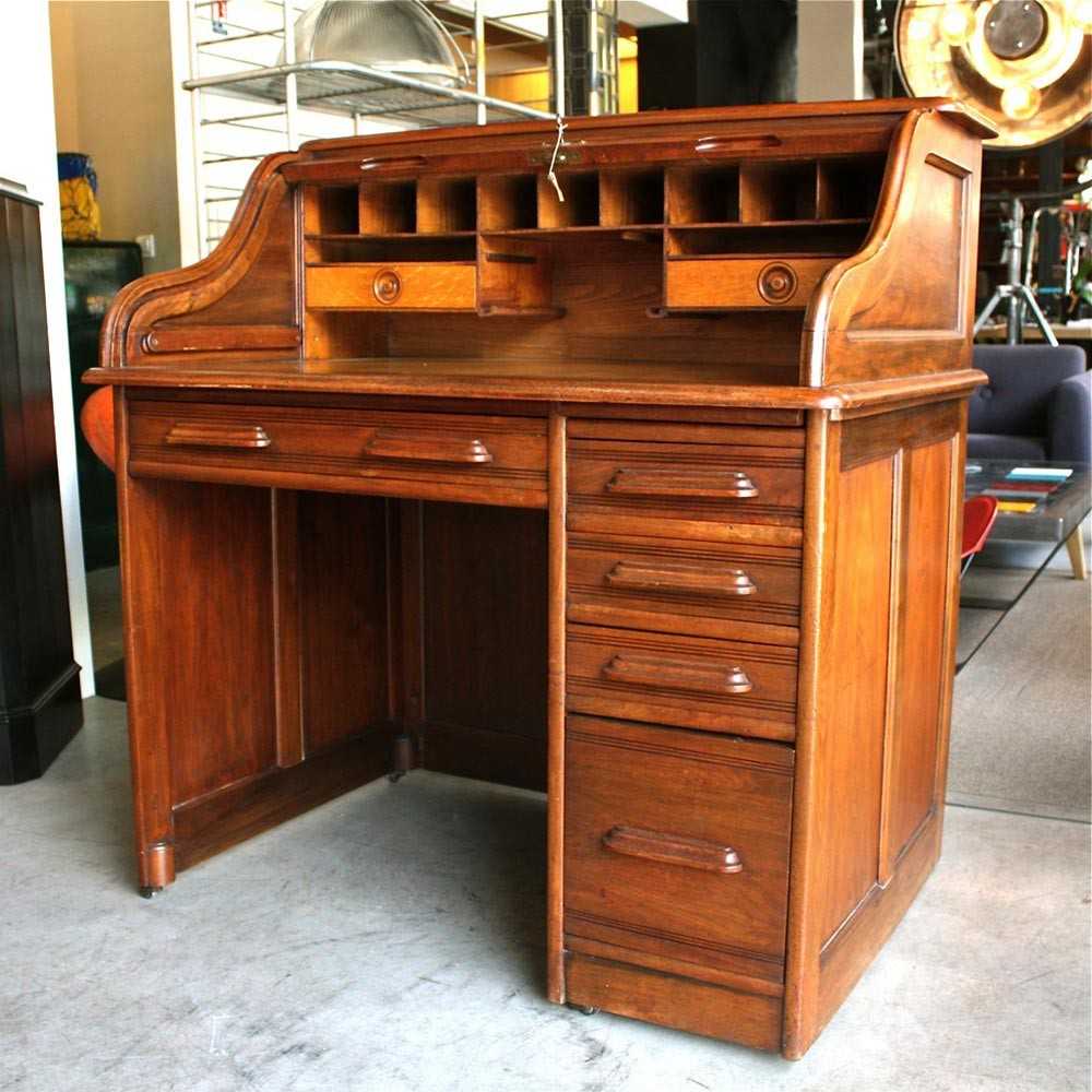 Small roll top desk in walnut and ash wood. Les Nouveaux Brocanteurs