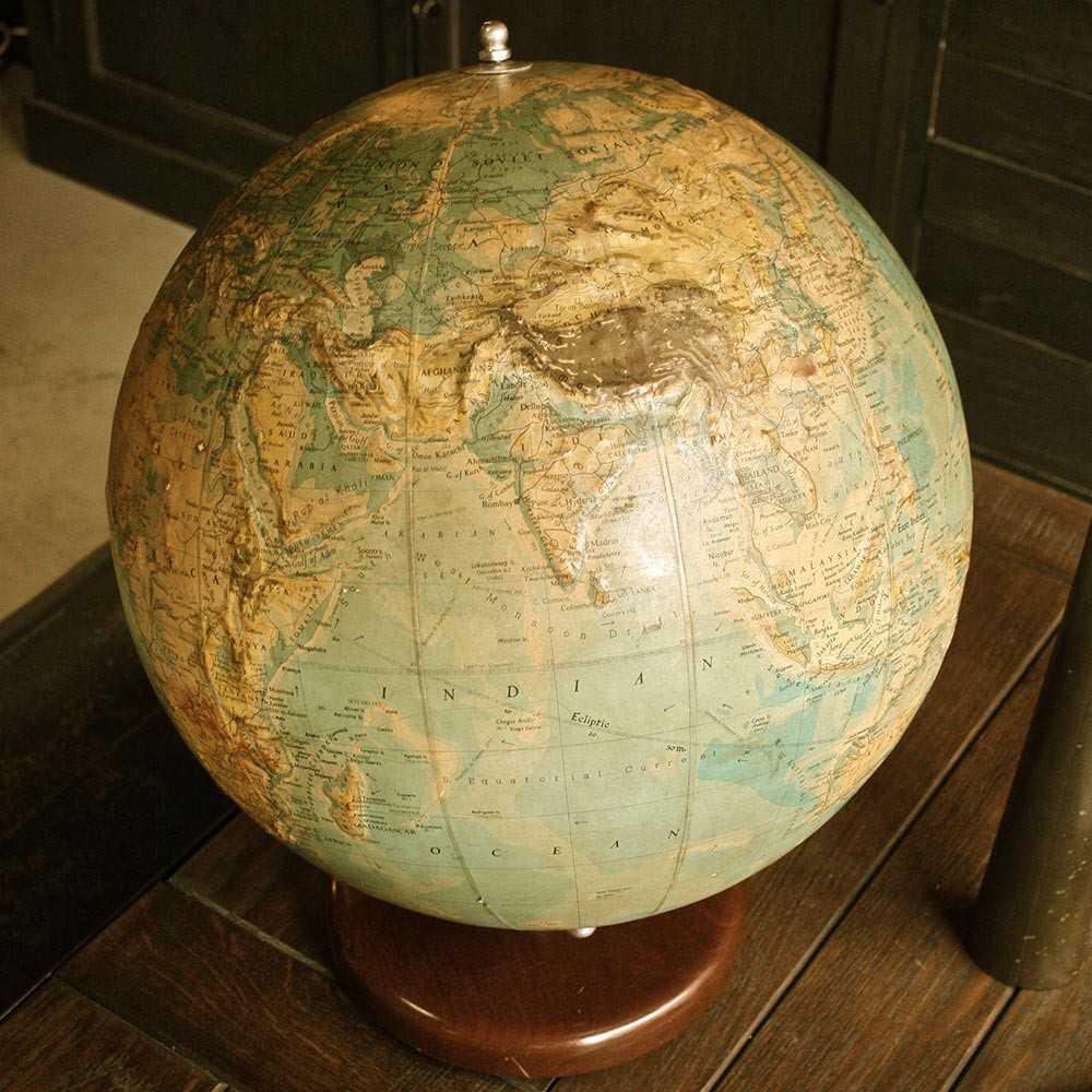 Globe terrestre anglais dans son support en bois sculpté, G.F. Cruchley,  Londres, 19ème - Coronari Auctions