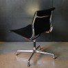 Chaise EA106 Aluminium Group "Charles & Ray Eames"