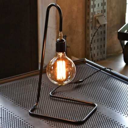 Minimalist desk lamp by Daniel Gallo